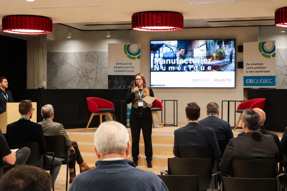 Priscilla Alarie en conférence devant une salle, écran affichant « Manufacturier Numérique » — CEI Québec et Mallette